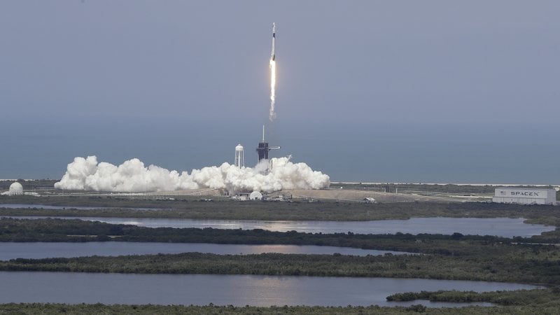 El SpaceX Falcon 9 entra en orbita con dos astronautas de EE.UU.