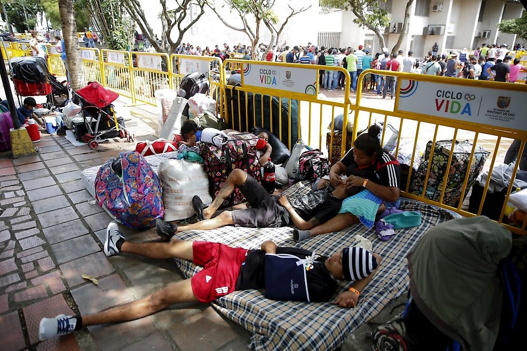 En plena pandemia sin distanciamiento social y sin recursos aguardan esperando ayuda para retornar a Venezuela.