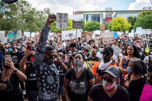 Miembros de la familia de George Floyd participaron ayer en una marcha que fue de Discovery Green al ayuntamiento en Houston, Texas, con el apoyo del movimiento Black Lives Matter. Floyd vivió hace tiempo en un distrito de Houston