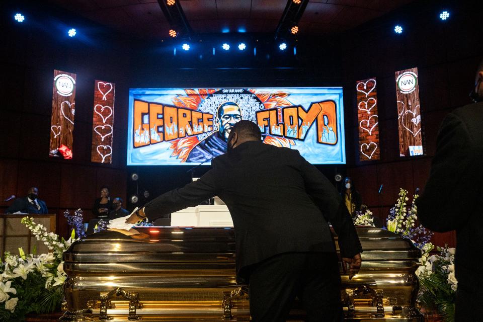 Limpian el cajón de Floyd minutos antes de la ceremonia en su memoria en Minneapolis