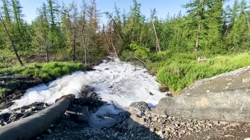 Agua contaminada de Nornickel cayendo en un río
