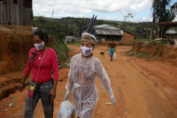 Vanderlecia Ortega dos Santos, enfermera de la etnia Witoto, ofrece su ayuda a 700 familias frente al covid-19, distrito Taruma, Manaos, 26 de abril de 2020.