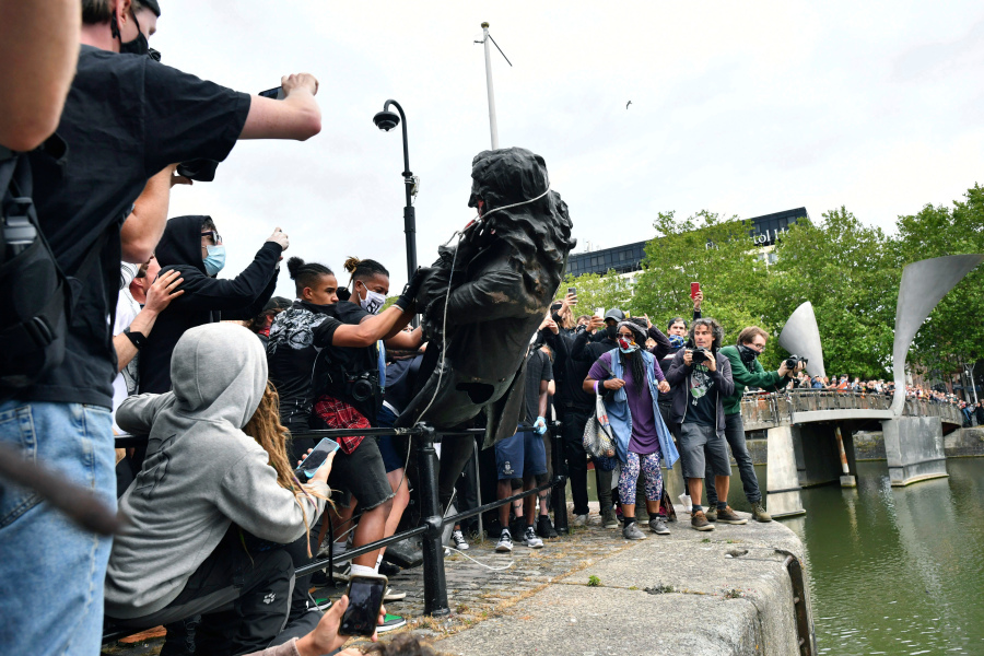 La estatua del esclavista inglés Edward Colston, fue derribada por manifestantes y echada al agua en protesta contra el racismo en Bristol, Inglaterra.