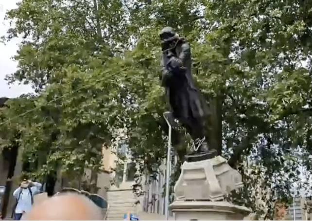 La estatua del esclavista inglés Edward Colston, fue derribada por manifestantes contra el racismo en Bristol, Inglaterra, en rechazo a su legado racista y en solidaridad con el movimiento Black Lives Matter en EEUU.