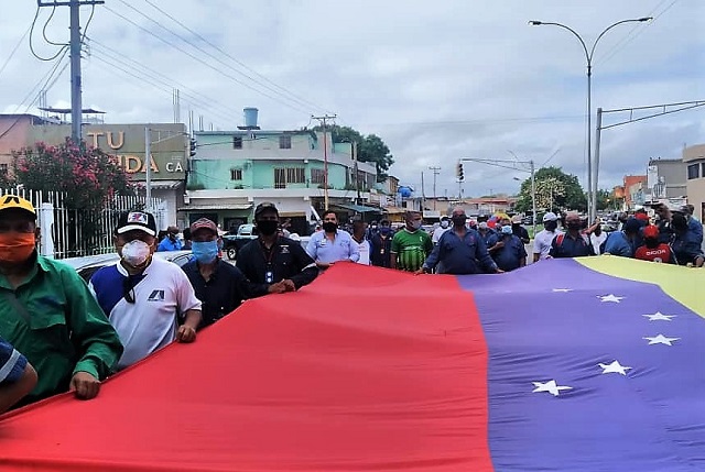 bandera nacional desplegada en 2da marcha de trabajadores de industrias básicas y privadas en Guayana esta semana