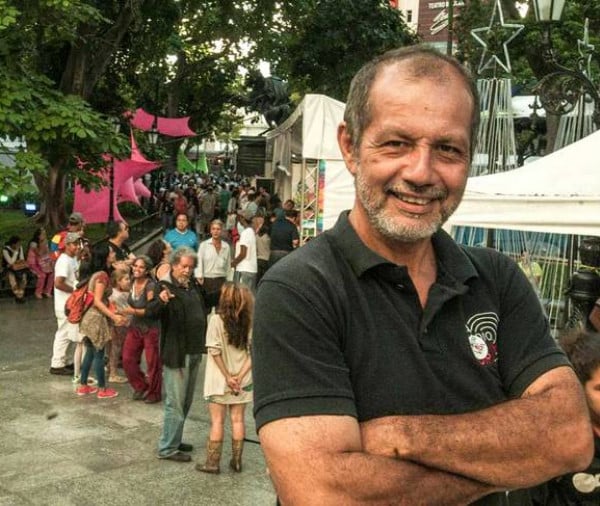 José Roberto Duque, Periodista e historiador publicó un libro esclarecedor sobre el proceso político de Venezuela desde que se descubrió que es una de las reservas mundiales de petróleo.
