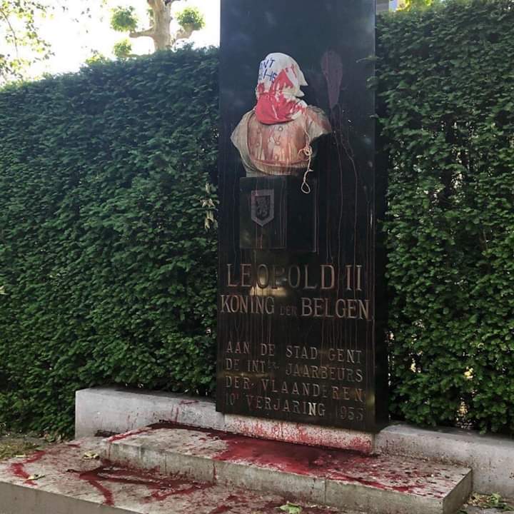 A un busto de Leopoldo II en la ciudad de Ghent, Bélgica, manifestantes contra el racismo le colocaron una mordaza ensangrentada para protestar su legado de genocidio en El Congo.