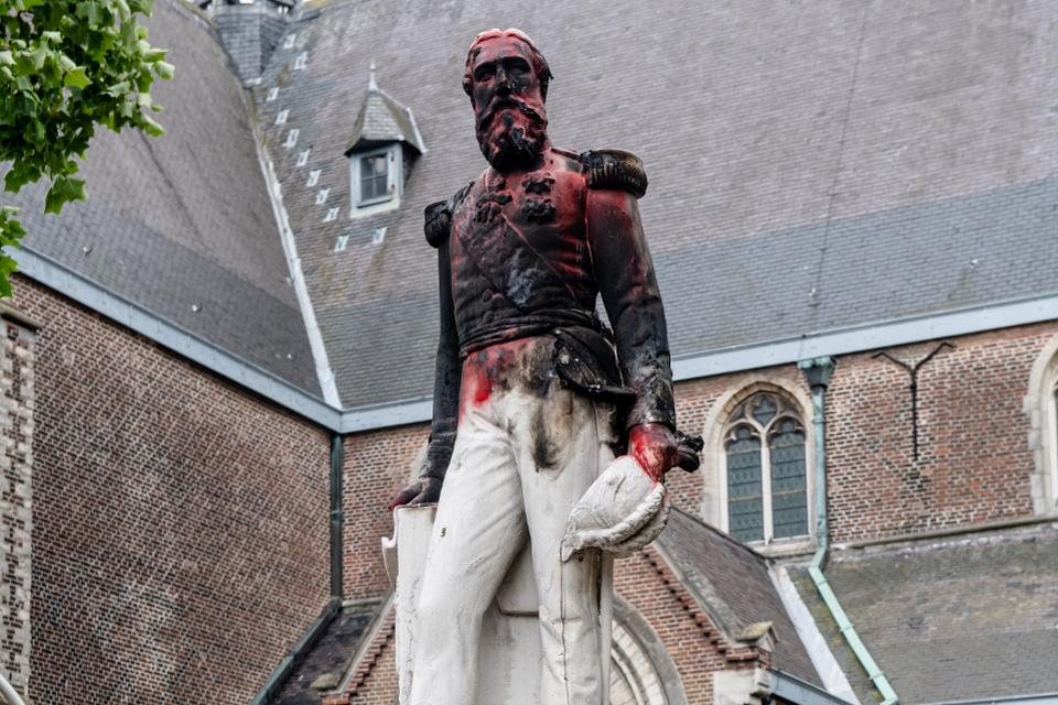 Estatua del Rey Leopoldo II de Bélgica, fue quemada por manifestantes contra el racismo en Bélgica, en rechazo a su legado genocida en El Congo y en solidaridad con el movimiento Black Lives Matter en EEUU.