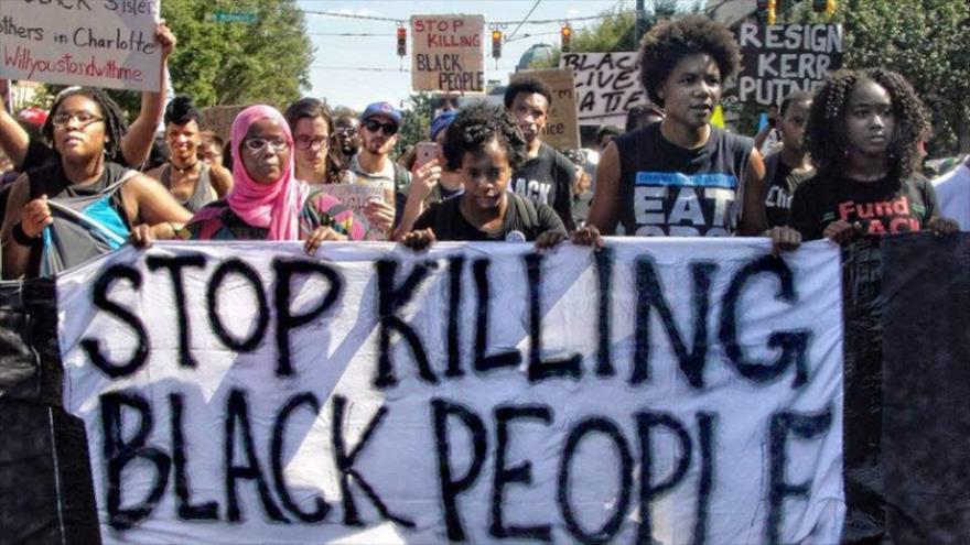 Dice la pancarta: detengan el asesinato de gente negra
