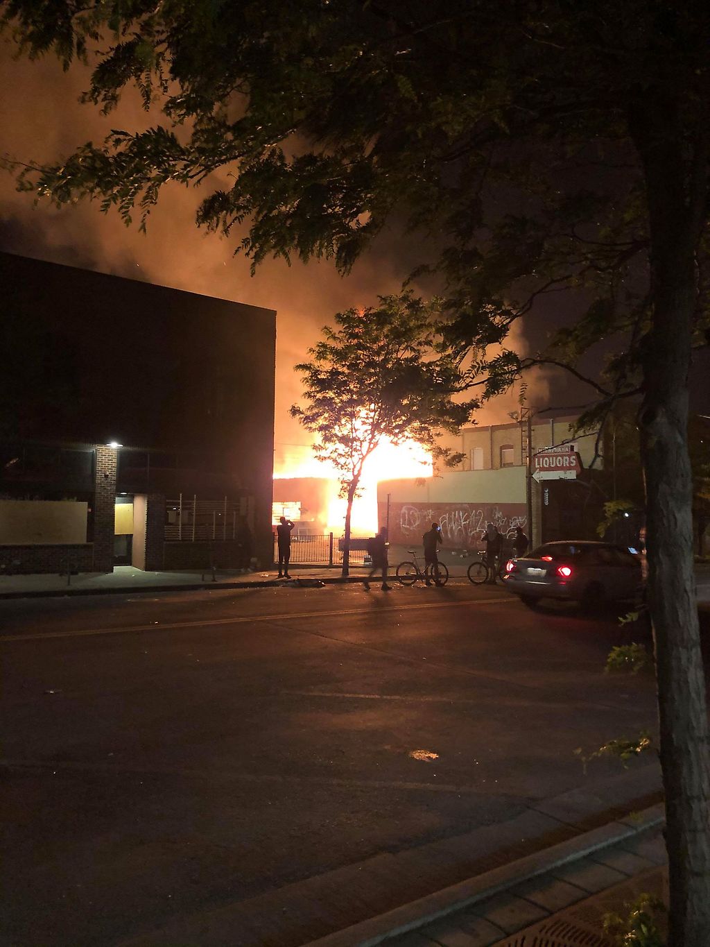 Incendios que siguieron a las protestas pacíficas en Mineápolis