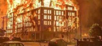 Edificio de Mineápolis ardiendo en llamas