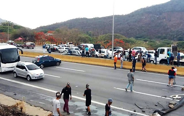 Conductores cerraron vía Petare-Guarenas por reclamo de problemas con el surtido de gasolina (lunes 1/06/2020)