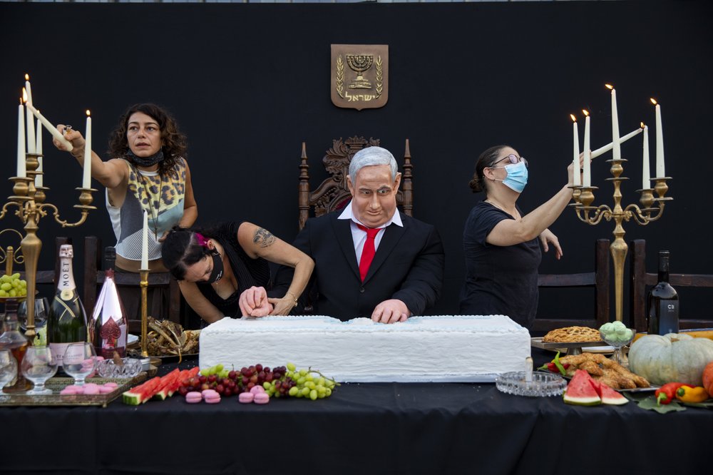 Colaboradores del artista israelí Itay Zalait instalan una escultura del primer ministro Benjamin Netanyahu de la "Última Cena" en la plaza Rabin de Tel Aviv, Israel
