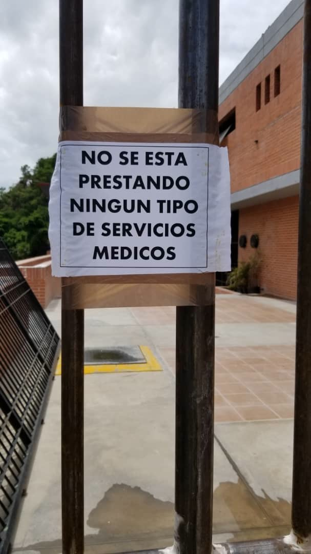 No está prestando ningún tipo de servicios médicos se lee en la reja del CDI Salvador Allende, julio 2020