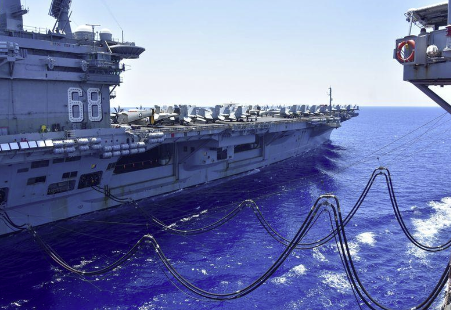 Buque de la marina estadounidense USS Nimitz recibe una recarga de combustible en el Mar del Sur de China
