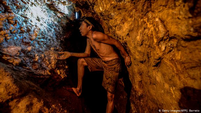 Niño minero en La Culebra, mina de oro en El Callao, Venezuela