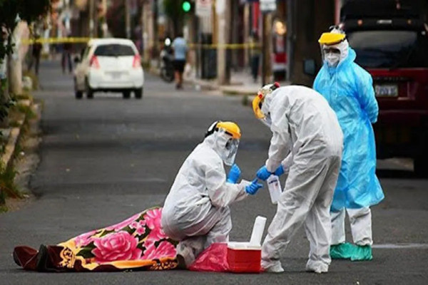 Cadáveres en las calles, una escena que se repite ante el colapso de los hospitales.