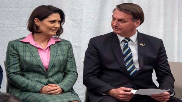 El presidente de Brasil, Jair Bolsonaro y su esposa Michelle, son vistos durante una ceremonia en el palacio de Planalto