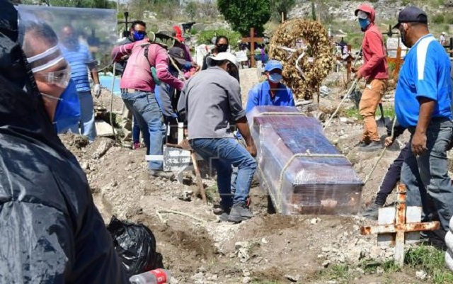 Entierro de una víctima de covid-19 en México