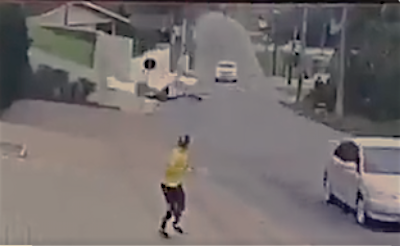 Una mujer corre al notar la caída de una avioneta en una calle al sur de Brasil