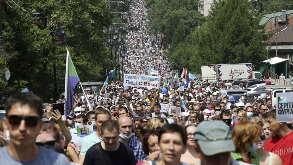 Miles de personas protestan en Jabárovsk, Rusia, contra el arresto del gobernador, Sergéi Furgal, ocurrido el 9 de julio y trasladado a Moscú