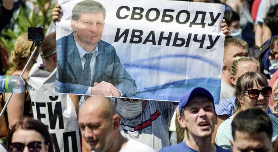 Manifestantes sostienen una pancarta con la fotografía del gobernador, Sergéi Furgal, para exigir su liberación