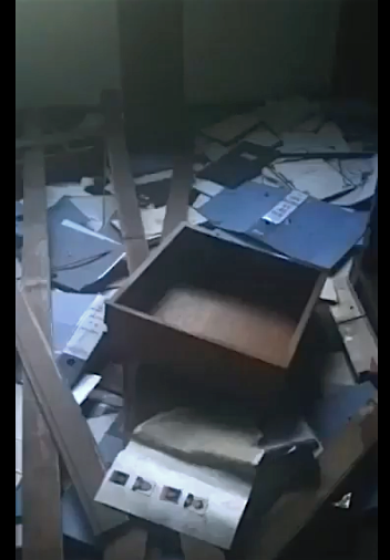 Documentos y papeles quedaron desperdigados por el piso