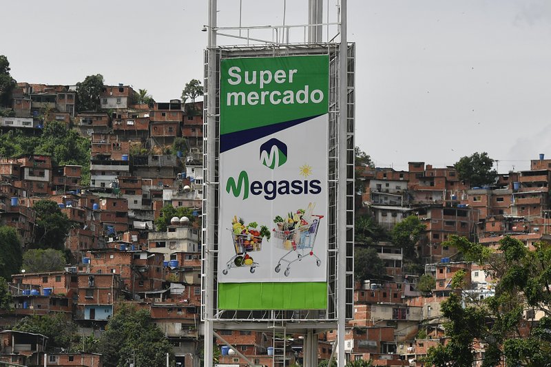 Cartel promueve el primer supermercado iraní en América Latina cerca de un barrio pobre el miércoles 29 de julio de 2020, en Caracas