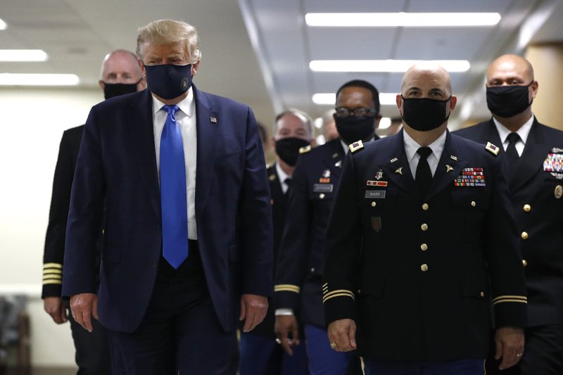 Trump con mascarilla durante visita a un hospital militar
