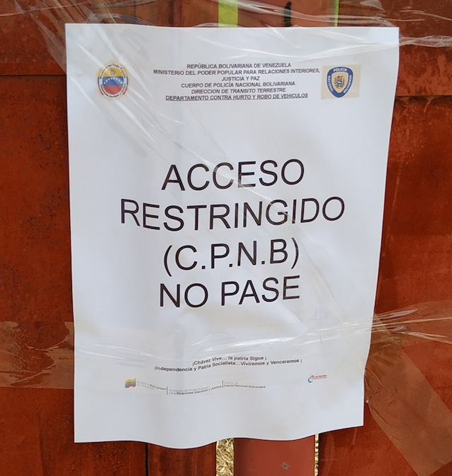Acceso Restringido señala este cartel de la Policía Nacional Bolivariana