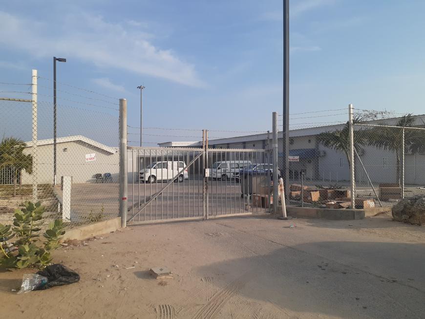 El exterior de un centro de detención de migrantes  en Aruba