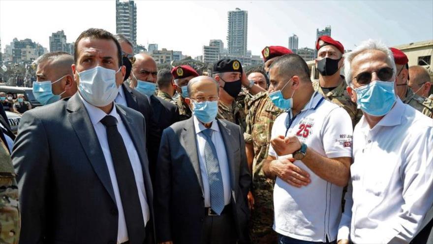 El presidente libanés, Michel Aoun (centro), visita la zona afectada por la enorme explosión en el puerto de Beirut