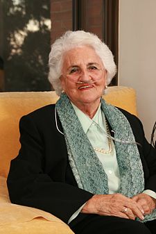 Elvira Dávila Ortiz (2008), colombiana. Fue pionera en la profesión de enfermería y de la transfusión de sangre en Iberoamérica