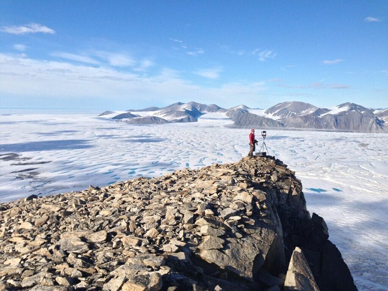 Fotografía de grietas en la plataforma de hielo Milne, que se ha roto a finales de julio de 2020