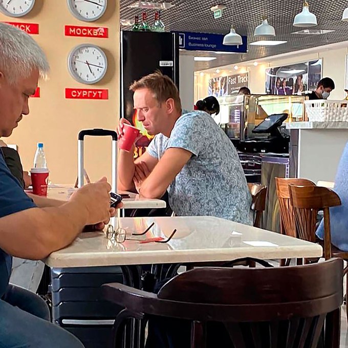 Navalni tomó un té en el aeropuerto antes de abordar vuelo a Moscu