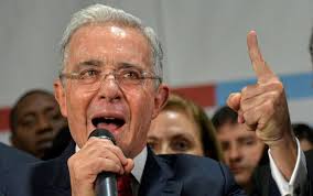 Álvaro Uribe Velez es presuntamente sindicado de cometer crímenes de lesa humanidad
