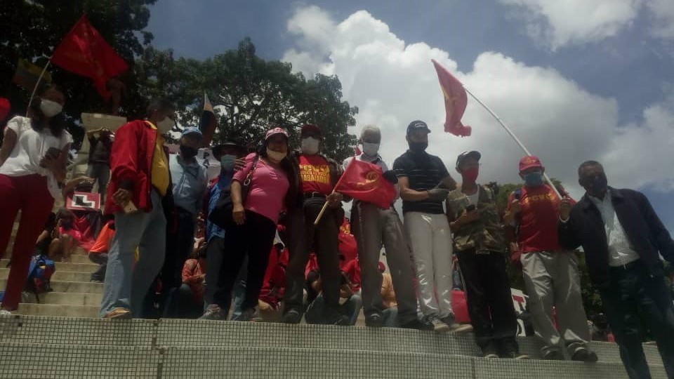 Candidatos y candidatas de la APOR, con tarjeta del PCV, en las escalinatas de El Calvario (Caracas)