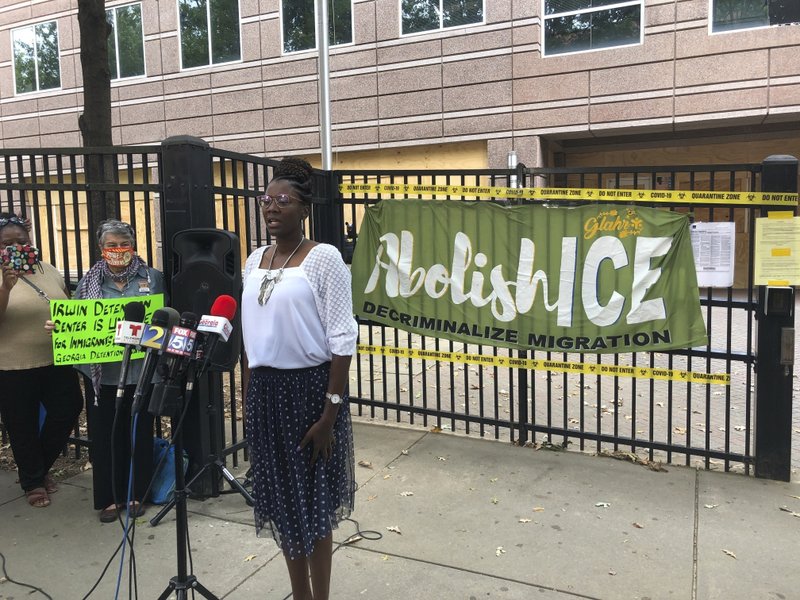 Dawn Wooten, enfermera en el Centro de Detención del condado Irwin, en Ocilla, Georgia, habla durante una conferencia de prensa en Atlanta para denunciar las condiciones de esa cárcel de inmigrantes