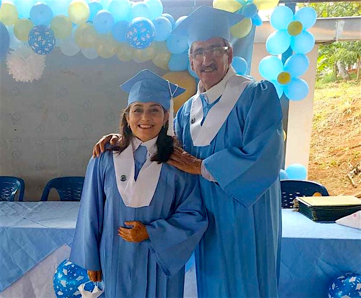 el cantautor Guillermo Torres Cueter "Julián Conrado" junto a su esposa el día de su graduación