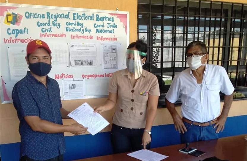 Legislador Leonardo Rodríguez como vocero del PCV acompañado del también Legislador Armando Sánchez de la APR, hicieron entrega de la denuncia