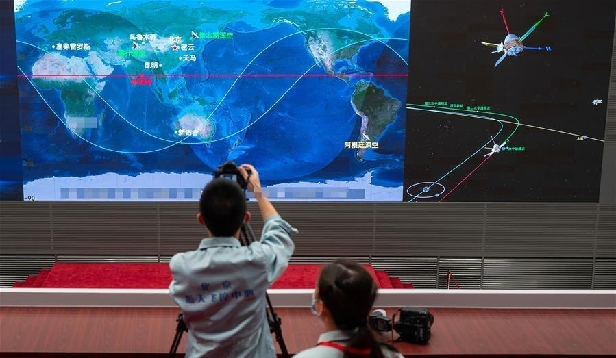Imagen del personal técnico trabajando en el Centro de Control Aeroespacial de Beijing, el 20/8/2020