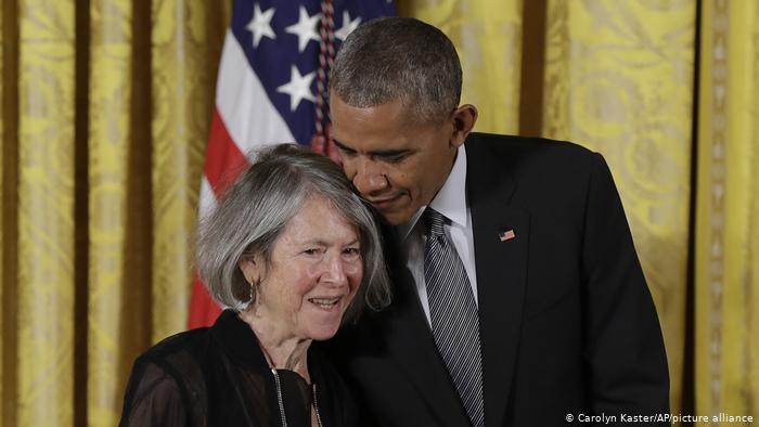 Luise Glück, al recibir del entonces presidente de EEUU Barack Obama la Medalla Nacional de las Humanidades en 2015 en la Casa Blanca