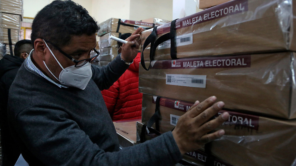 Preparación de material para comicios en el Tribunal Electoral de Bolivia