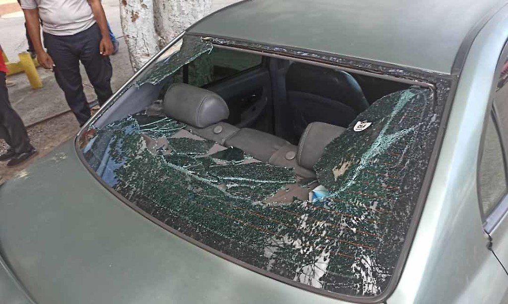 El vehículo en el que se movilizaban los dirigentes del PCV también fue objeto de violencia