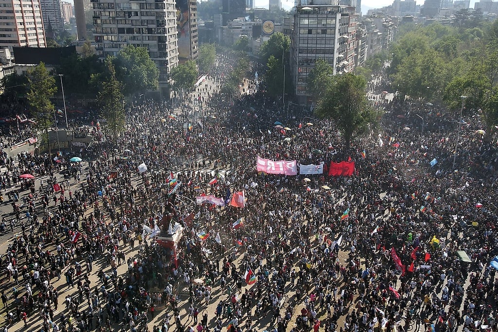 Concentraciones masivas en Chile rememoraron un año del estallido social ante el silencio del Ejecutivo.