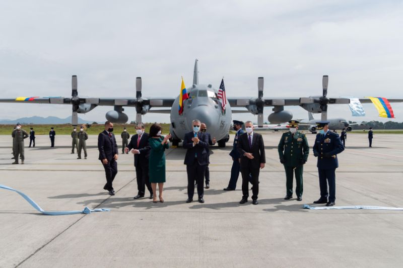 Duque recibe el avión Hércules C-130 de manos del Embajador de EEUU