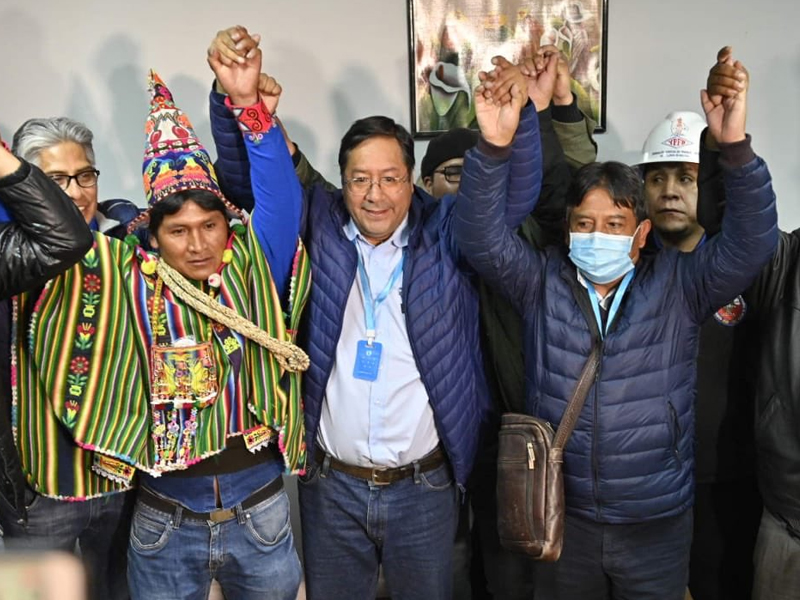 Luis Arce celebra junto a su equipo la victoria en elecciones de Bolivia