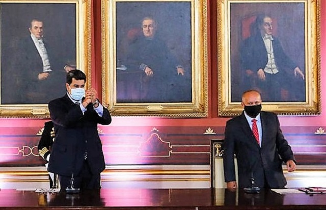 El presidente de la República, Nicolás Maduro, junto a Diosdado Cabello, presidente de la ANC, luego de hacerle entrega del proyecto de "Ley Anti Bloqueo" para ser aprobada por dicho organismo