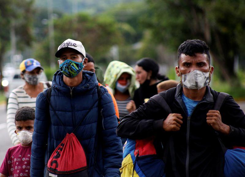 Migrantes venezolanos caminan hacia la frontera con Colombia, en medio del brote de coronavirus, en San Cristóbal, Venezuela