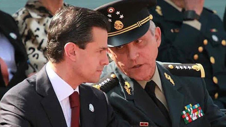 El exsecretario de la Defensa Salvador Cienfuegos (dcha.) y el exmandatario de México Enrique Peña Nieto